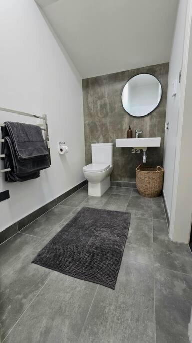 5 - Haddin Court - Modern Loft Style Apartment *
