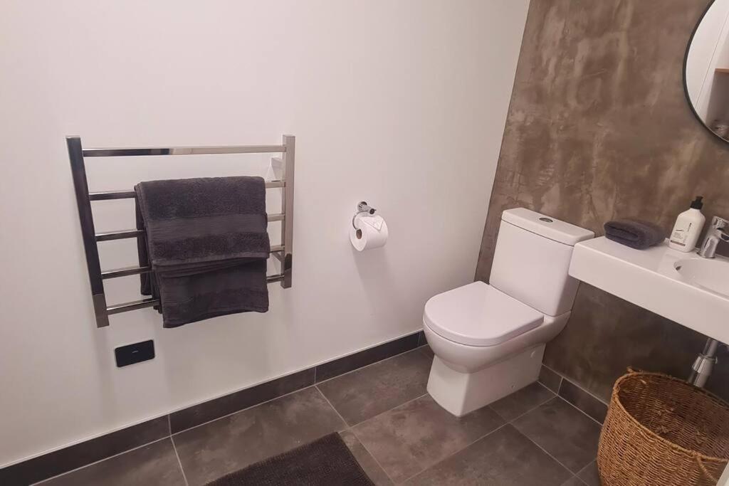 5 - Haddin Court - Modern Loft Style Apartment *
