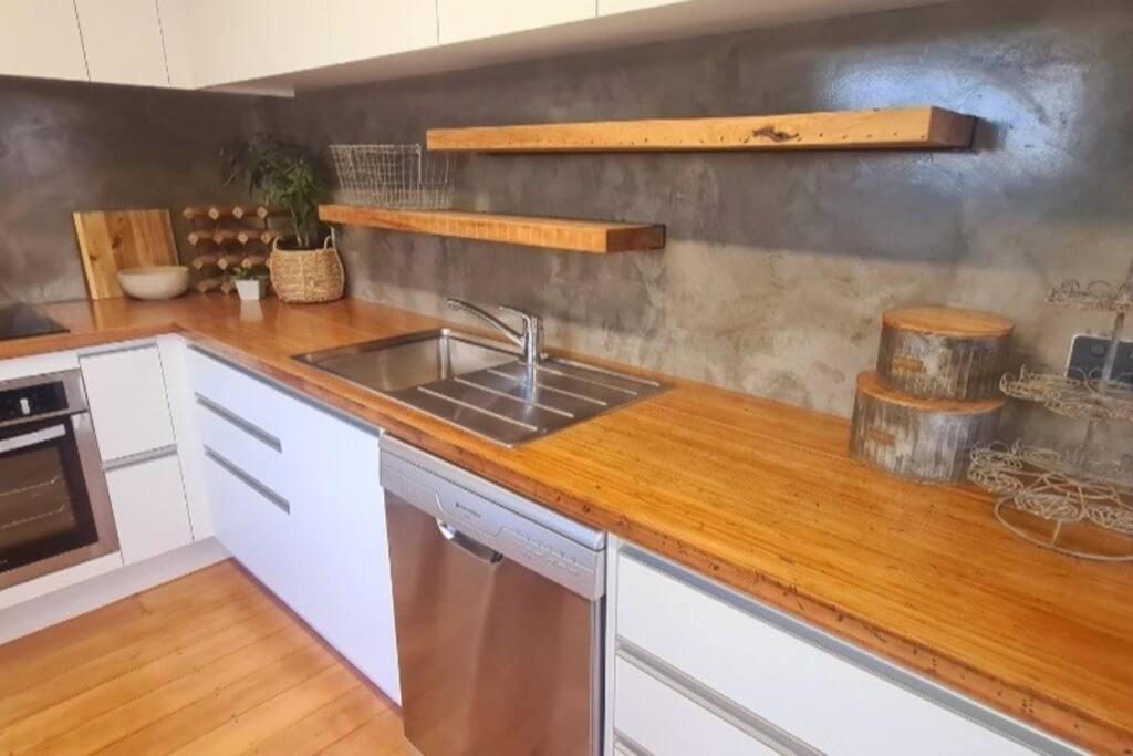 5 - Haddin Court - Modern Loft Style Apartment Blenheim